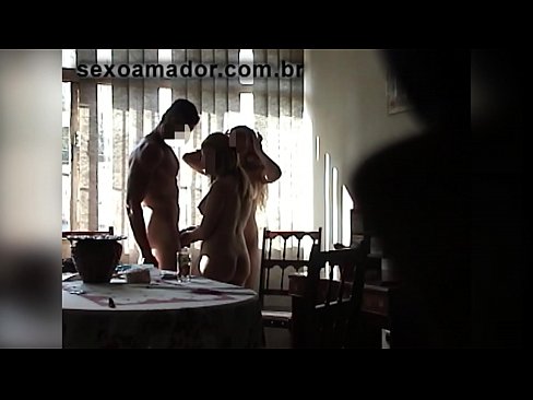 ❤️ جنسی دوست ایک دیو آدمی اور اس کے ساتھ ایک تھریسم کو مدعو کرتے ہیں۔ ❌ سیکس ❌️❤